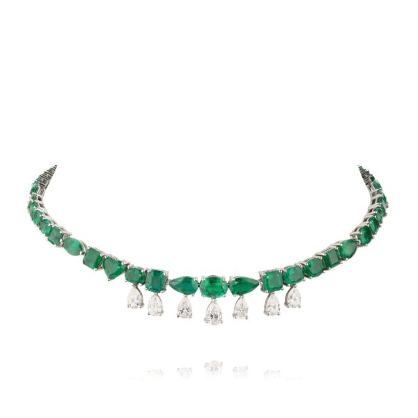 With the modernness of the choker design, this necklace is also an eye-catching addition to any semi-casual outfit.