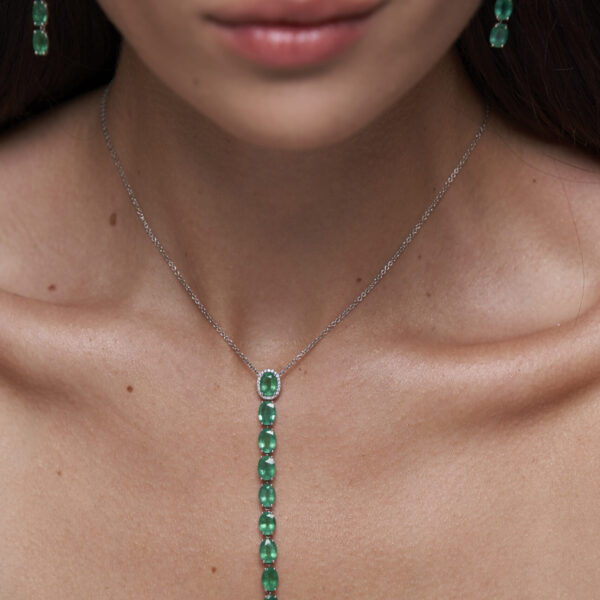 oval Emerald necklace